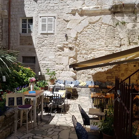 Casa de hóspedes Pylon Split